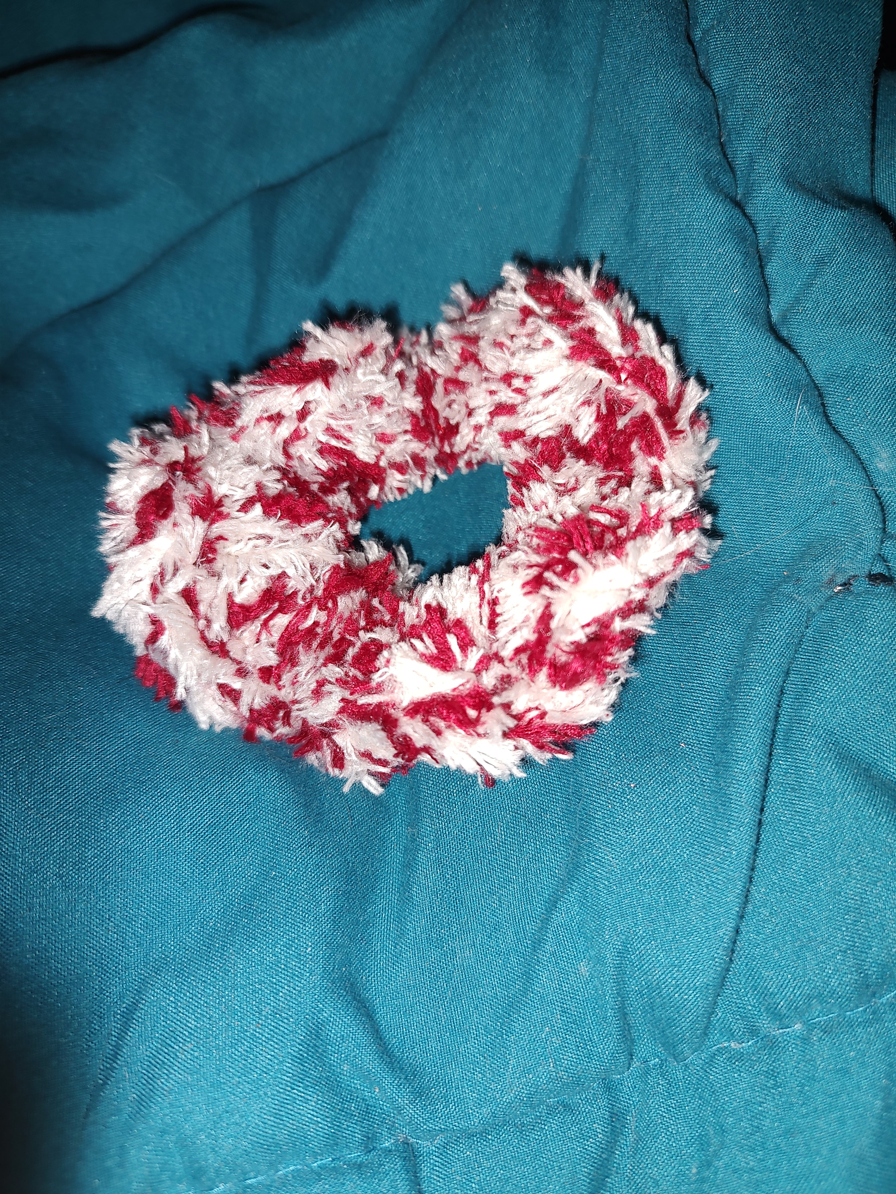 Scrunchie red and white